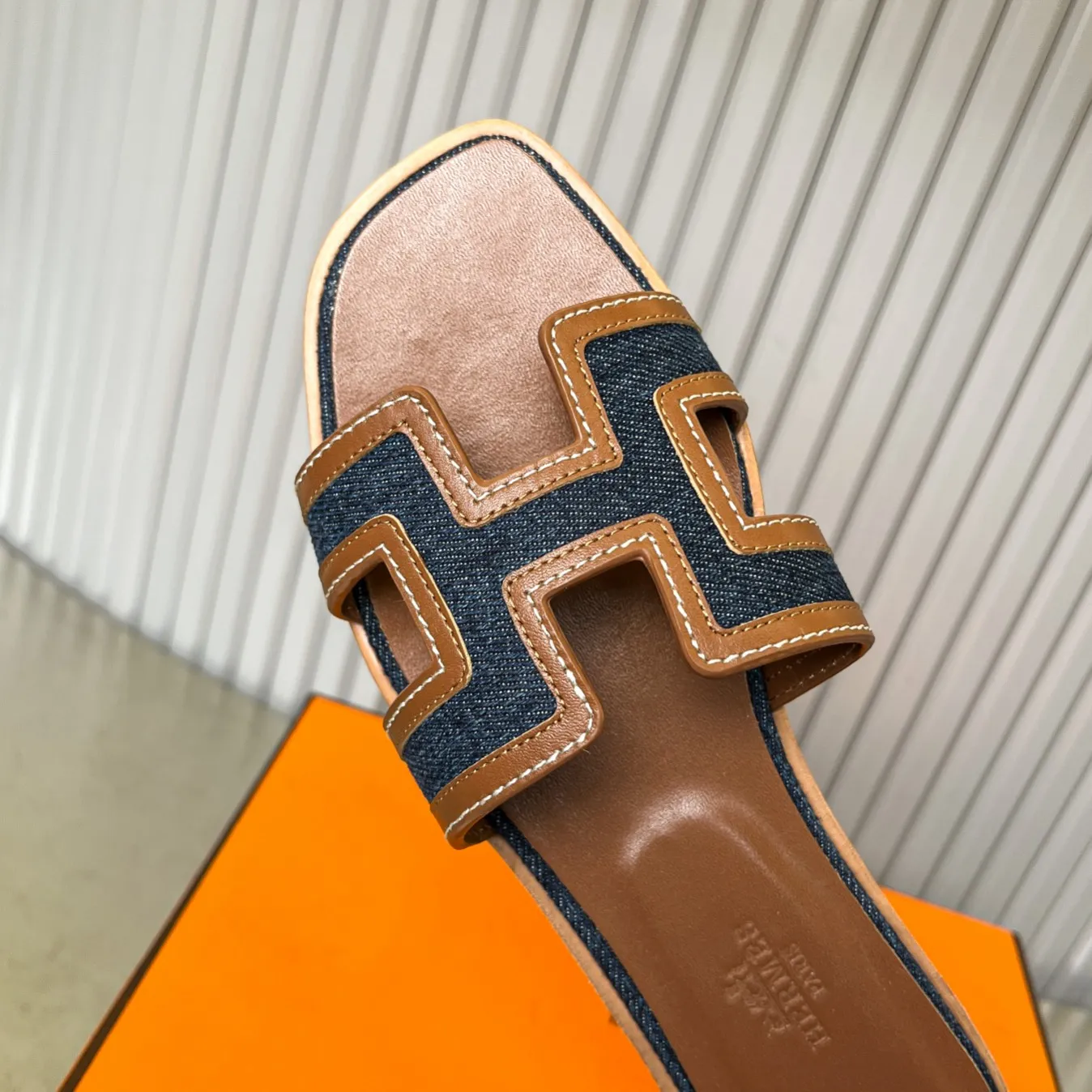 👟👟Ex-factory price 480👟👟 New style in early spring, splicing technology, new revision (Hermès), upgraded packaging, upgraded version and workmanship materials. Hermes®🔴The highest version of handmade shoes on the market ✨✨ Top product Hermès slippers🐎 —————————— The new model in early spring is the same as the original version, handmade by masters! ❥High-end customization, exclusive products, the highest version in the industry⚠❥Using: Hermers upper: Italian imported cowhide + original custom-grade Australian sheepskin feet + genuine leather outsole (pursuing top walking comfort) ✨~~〰〰〰〰❥ Packaging: ✔🚦Pay attention to the packaging➰Top-level exclusive box 〰The original top quality is on sale━━━━Hermes━━━━━ size: 35-40 (34.41.42 custom-made, non-refundable)